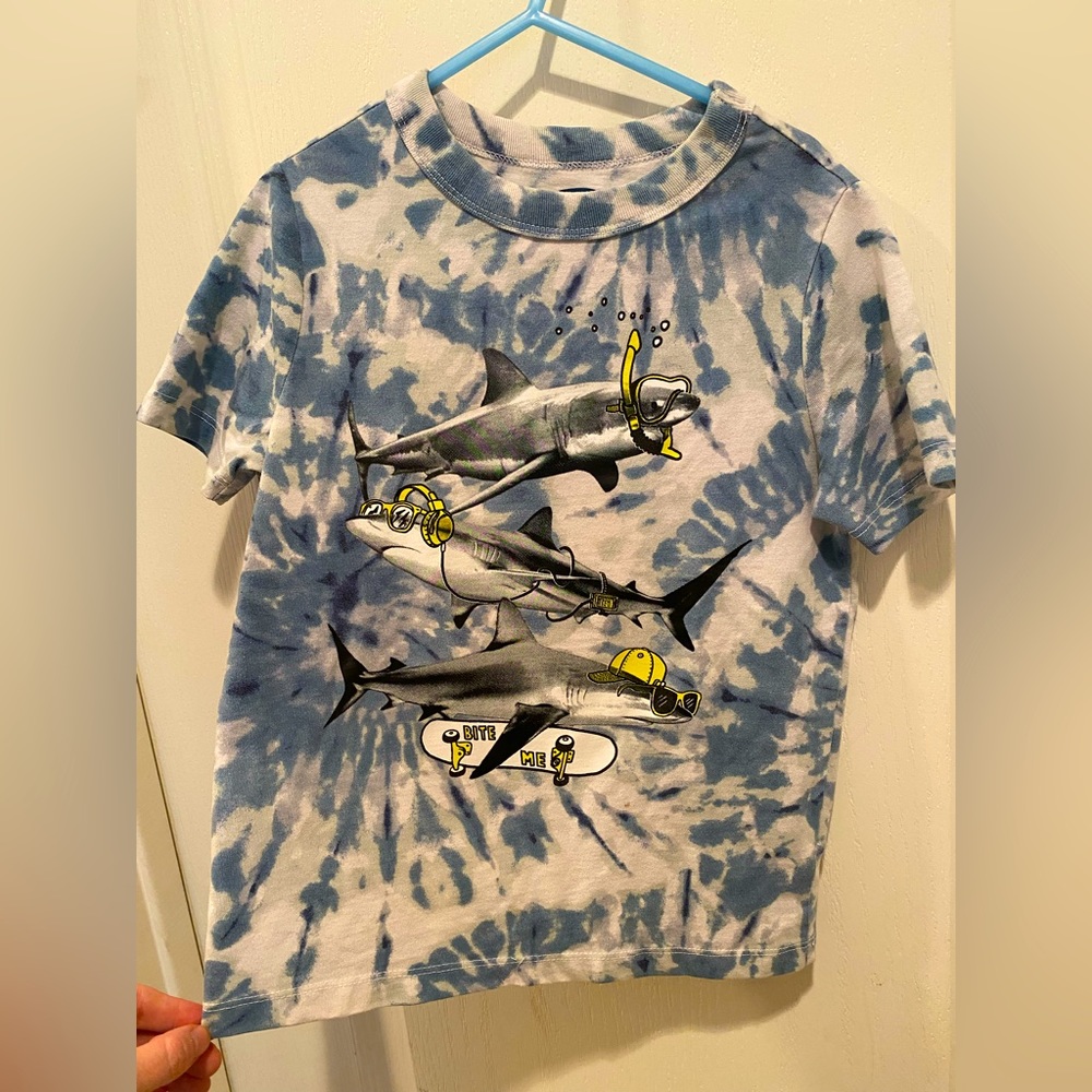 Boys size 6-7 OLD NAVY T-SHIRT